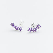 Charger l&#39;image dans la galerie, BOUCLES D&#39;OREILLES PUCES EN ARGENT COMPOSEES DE 3 PETITES FLEURS DECOREES D&#39;OXYDES AMETHYSTE
